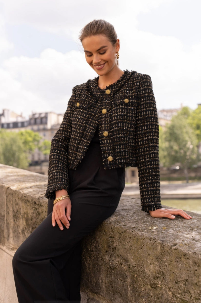 Blazer cropped med rund krage, figursydd i tweed